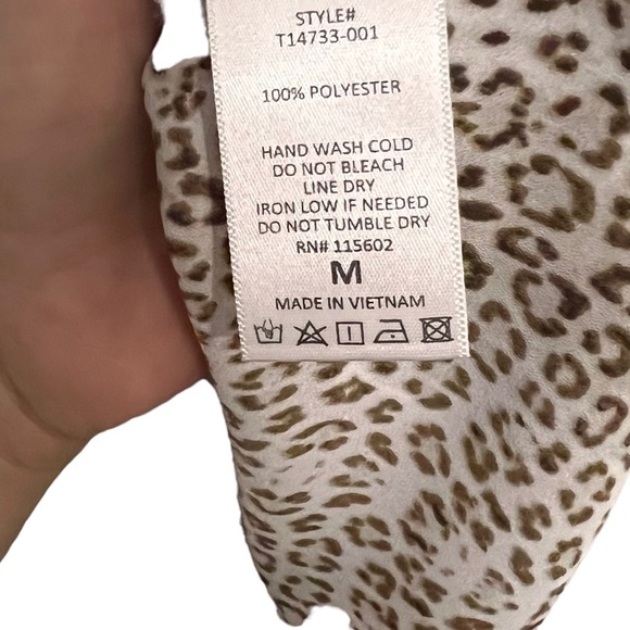 All in Favor Women Leopard Print Oversized Long Sleeve Blouse medium - Picture 7 of 7